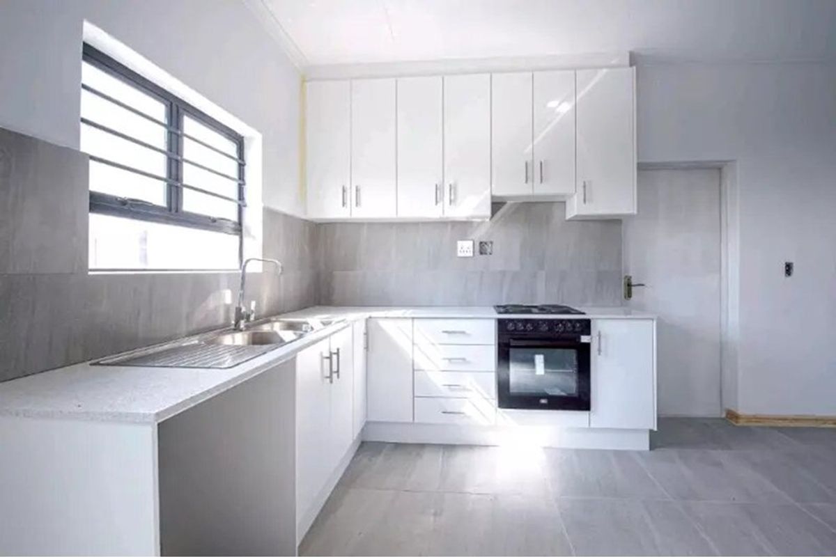 New Plot n Plan 75 sqm WITH DGarage For Sale in Houghton , Eersteriver - Photo 3