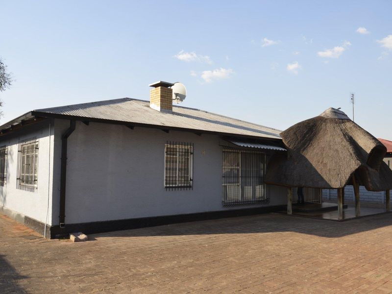House For Sale in Vanderbijlpark CW 1, Vanderbijlpark CW, Vanderbijlpark - Photo 1