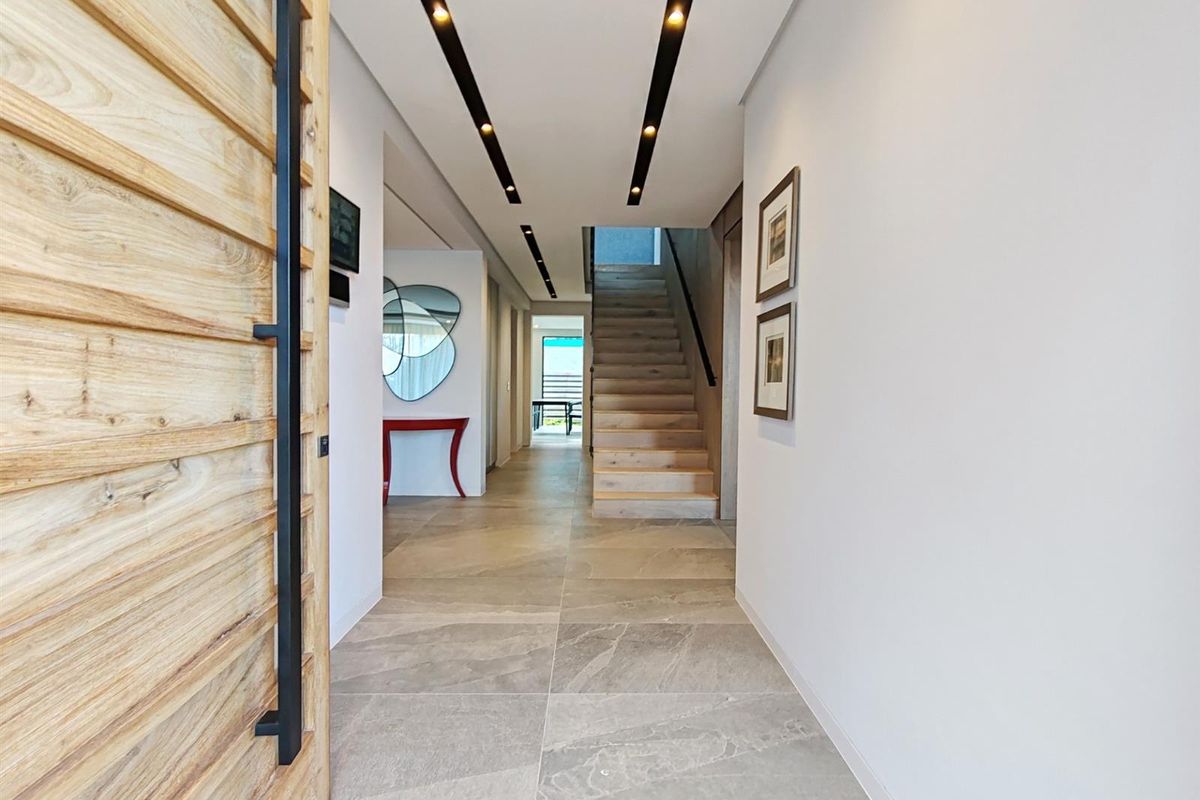 Luxurious Coastal Masterpiece in Camps Bay, Cape Town - Photo 4