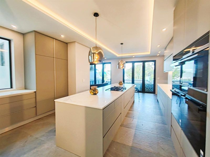 Luxurious Coastal Masterpiece in Camps Bay, Cape Town - Photo 10
