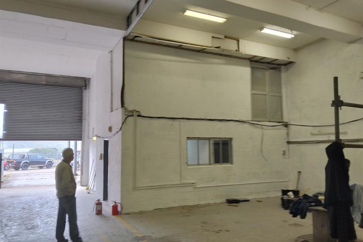 Warehouse to let or purchase on prime road facing location. - Photo 5