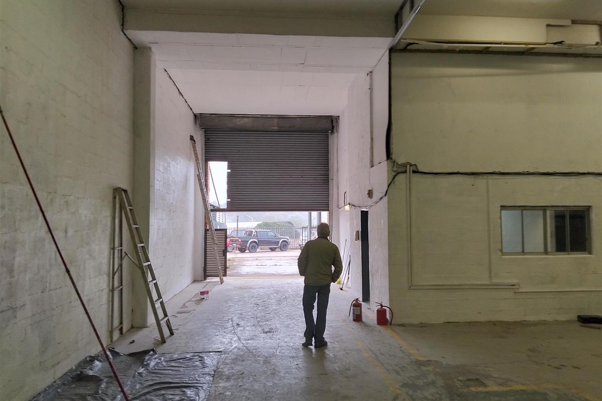 Warehouse to let or purchase on prime road facing location. - Photo 3