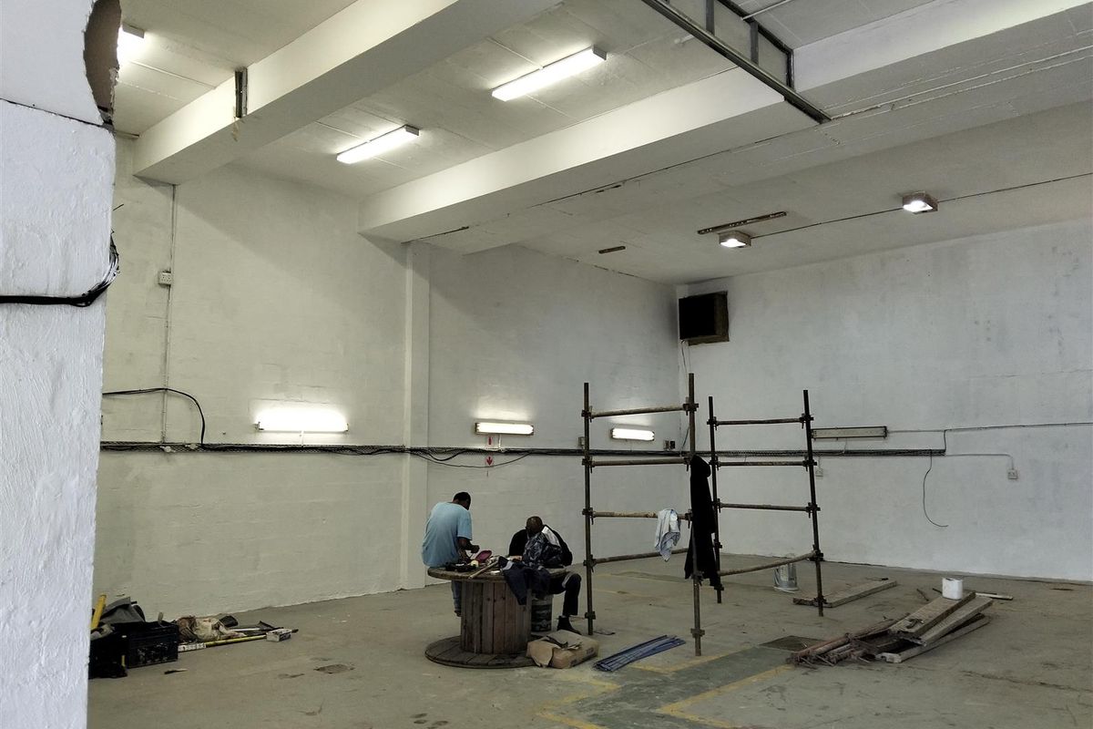 Warehouse to let or purchase on prime road facing location. - Photo 2