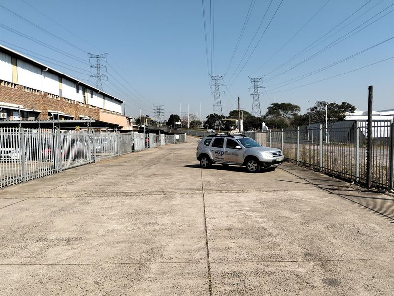 Price Reduced: Warehouse in secure park with private yard. - Photo 2