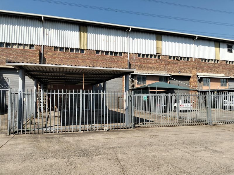 Price Reduced: Warehouse in secure park with private yard. - Photo 3
