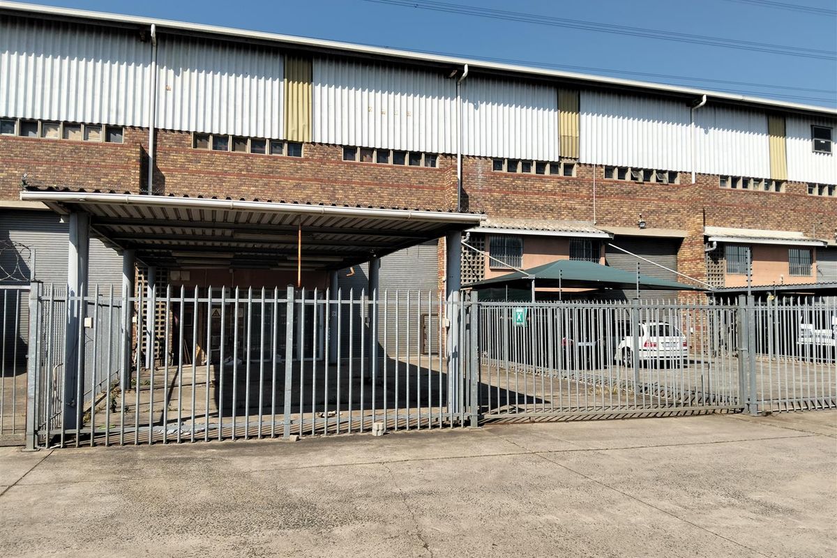 Price Reduced: Warehouse in secure park with private yard. - Photo 3