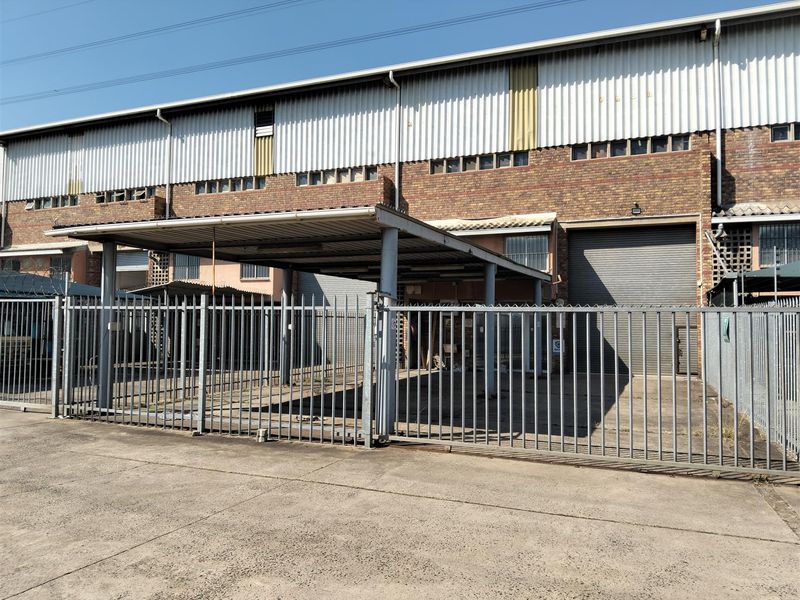 Price Reduced: Warehouse in secure park with private yard. - Photo 5