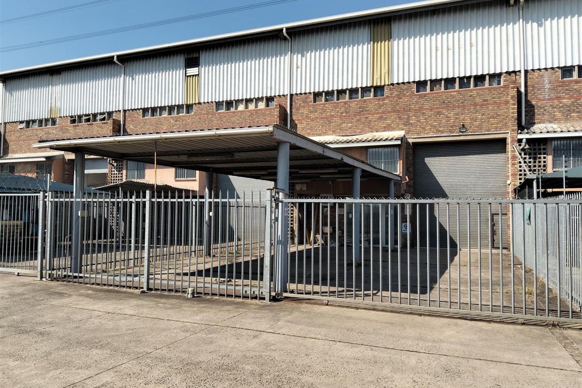 Price Reduced: Warehouse in secure park with private yard. - Photo 5