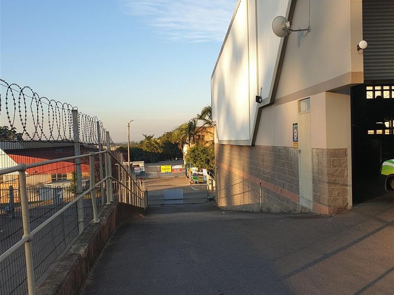 Highly sought after warehouse available to let. - Photo 8