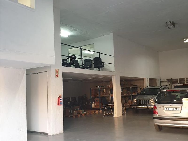 Highly sought after warehouse available to let. - Photo 3