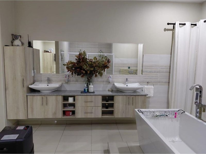 Upmarket 8 Bedroom Rental Apartment Block in Secure Prime Spot, Groenkloof - Photo 7