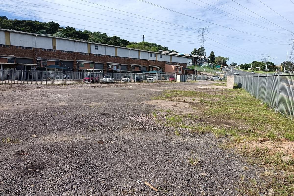 Secure Land with services to let. - Photo 3