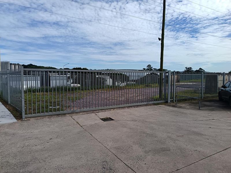 Secure Land with services to let. - Photo 2