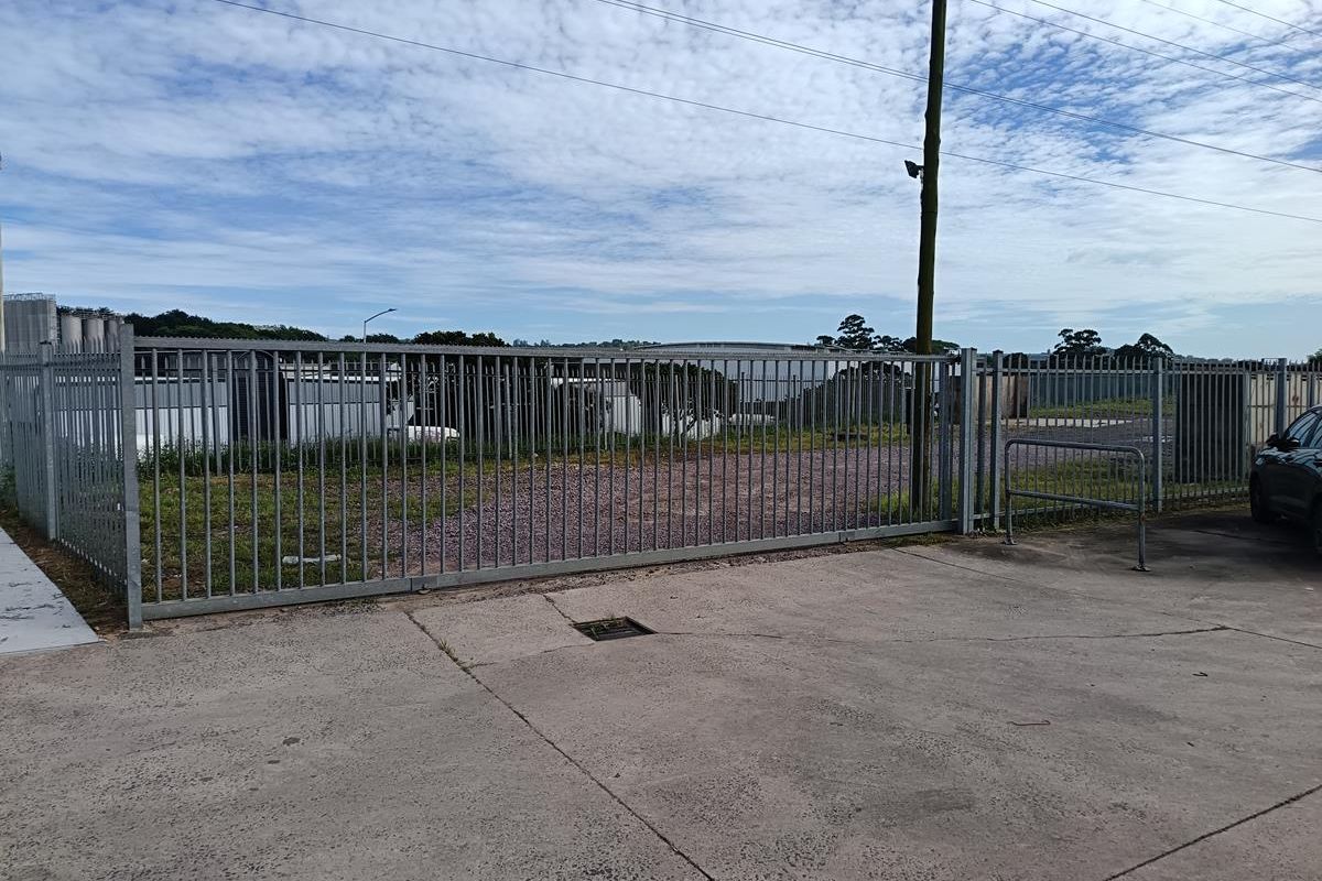 Secure Land with services to let. - Photo 2