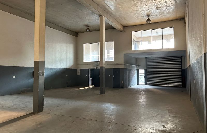 Prime 342sqm Industrial Unit To Let: High-Visibility Pomona Park with Full Truck Access