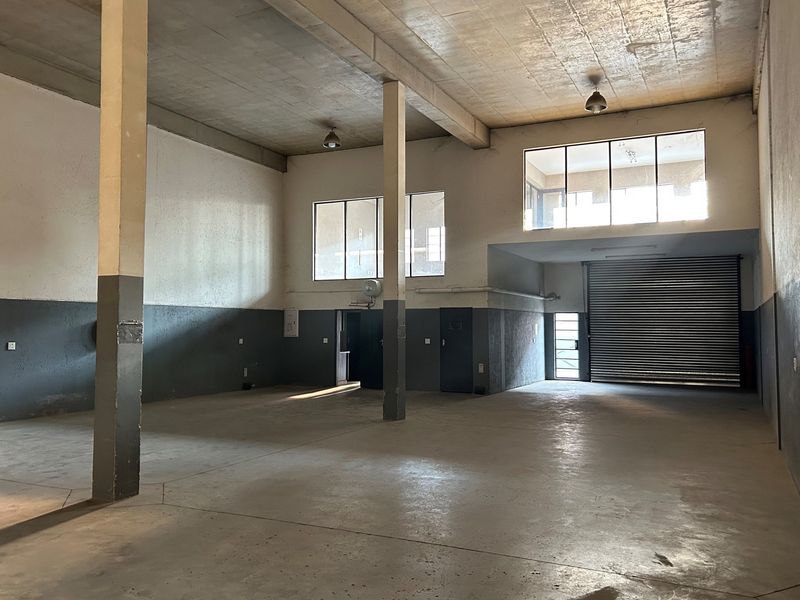 Prime 342sqm Industrial Unit To Let: High-Visibility Pomona Park with Full Truck Access - Photo 1