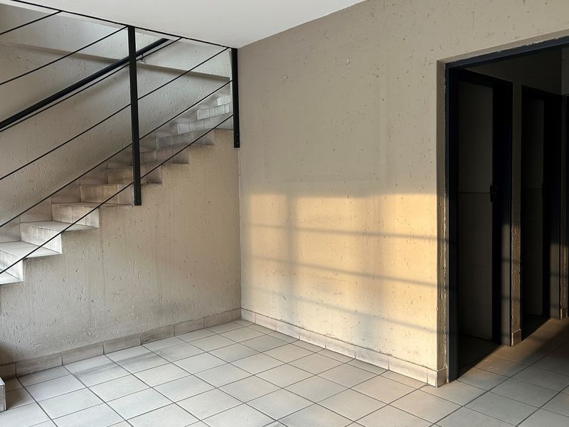 Prime 342sqm Industrial Unit To Let: High-Visibility Pomona Park with Full Truck Access - Photo 7