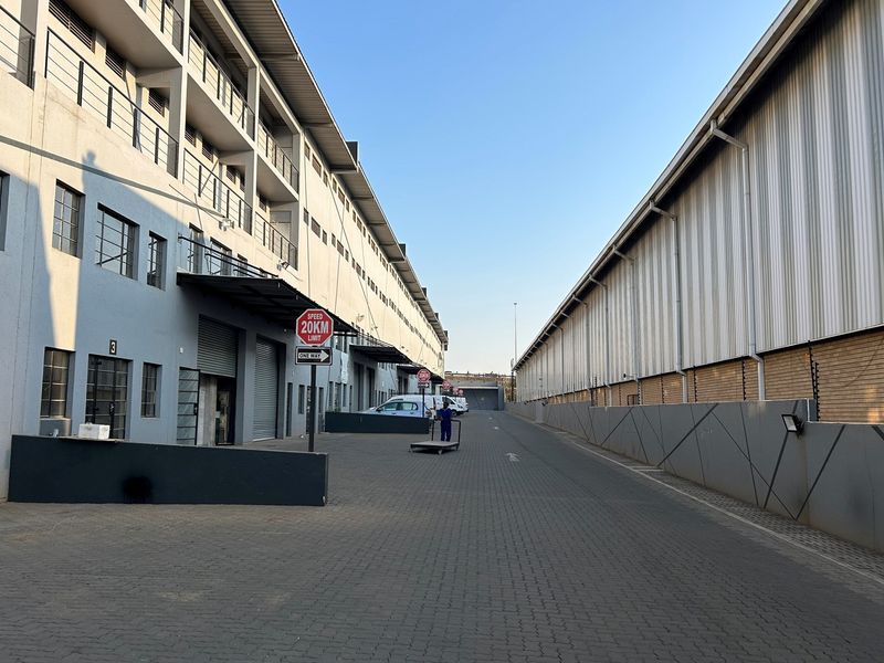 Prime 342sqm Industrial Unit To Let: High-Visibility Pomona Park with Full Truck Access - Photo 5