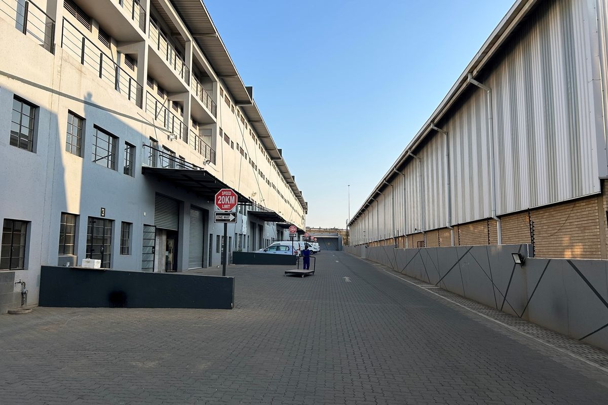 Prime 342sqm Industrial Unit To Let: High-Visibility Pomona Park with Full Truck Access - Photo 5