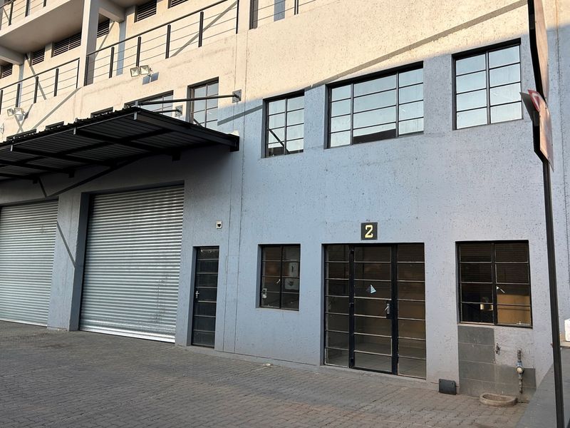 Prime 342sqm Industrial Unit To Let: High-Visibility Pomona Park with Full Truck Access - Photo 2