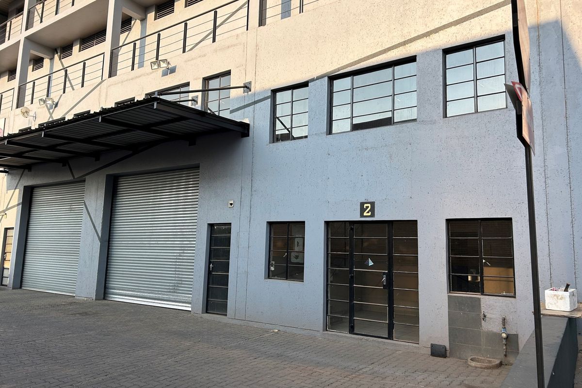 Prime 342sqm Industrial Unit To Let: High-Visibility Pomona Park with Full Truck Access - Photo 2