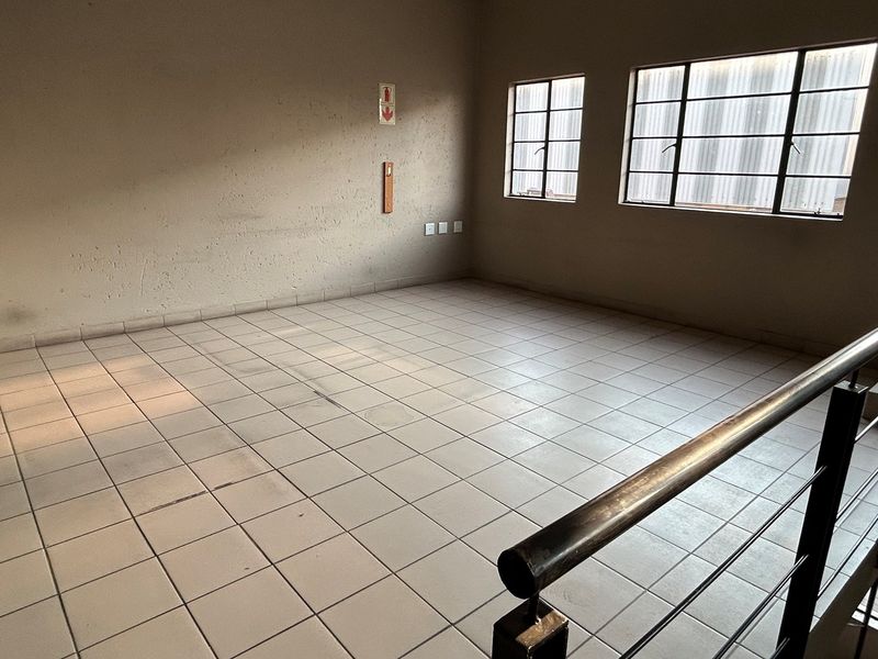 Prime 342sqm Industrial Unit To Let: High-Visibility Pomona Park with Full Truck Access - Photo 10