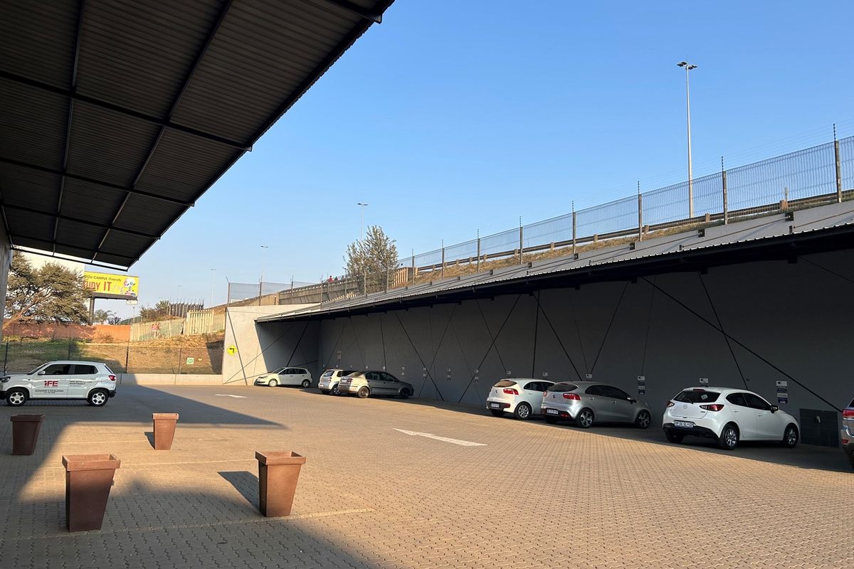 Prime 342sqm Industrial Unit To Let: High-Visibility Pomona Park with Full Truck Access - Photo 3