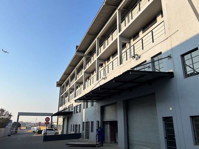 Prime 342sqm Industrial Unit To Let: High-Visibility Pomona Park with Full Truck Access - Photo 4