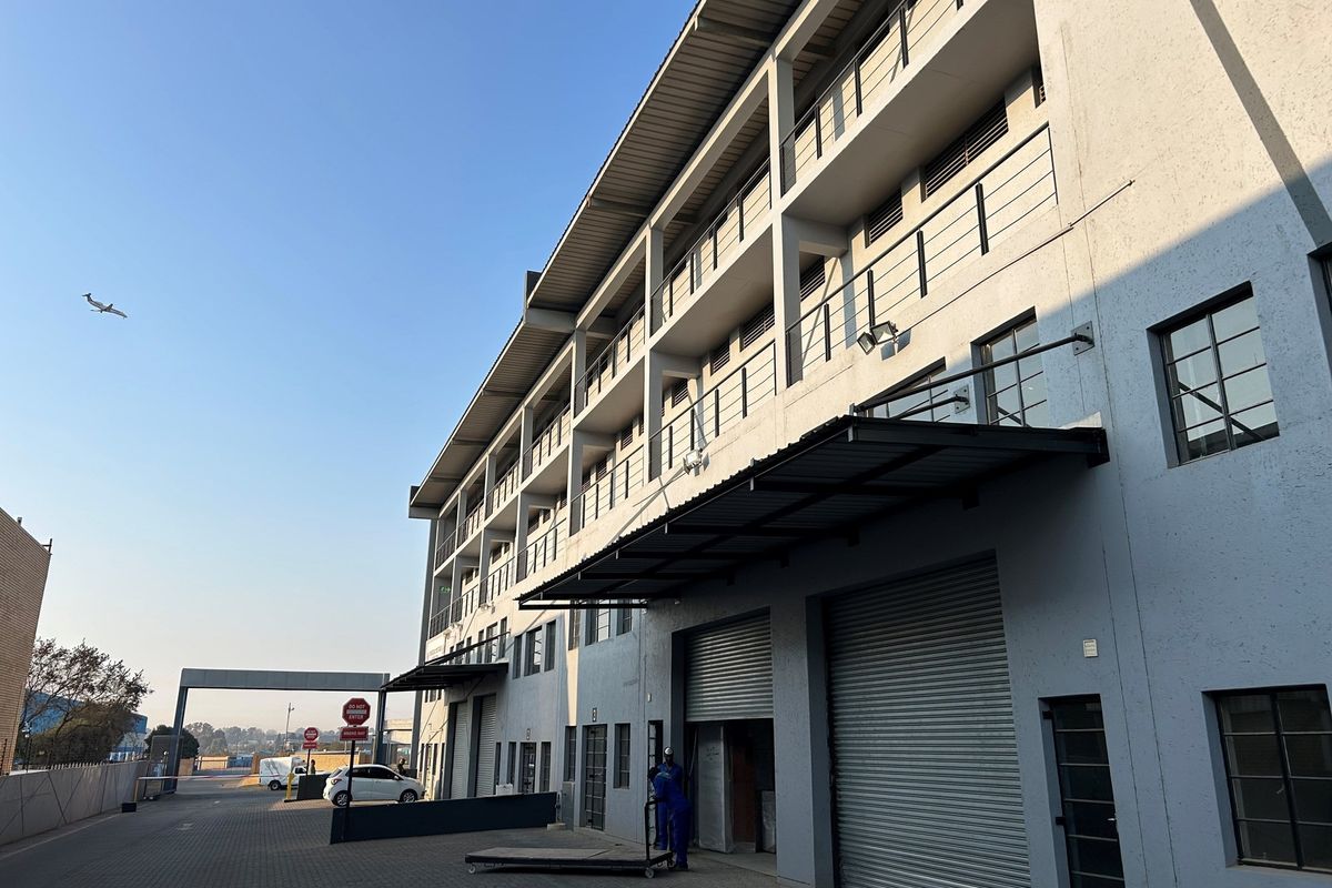 Prime 342sqm Industrial Unit To Let: High-Visibility Pomona Park with Full Truck Access - Photo 4