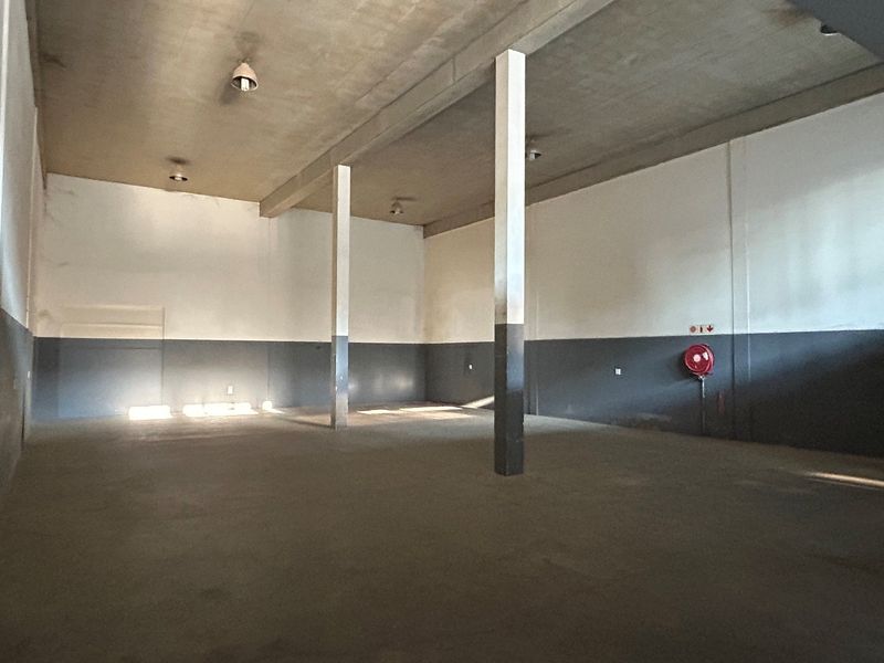 Prime 342sqm Industrial Unit To Let: High-Visibility Pomona Park with Full Truck Access - Photo 9
