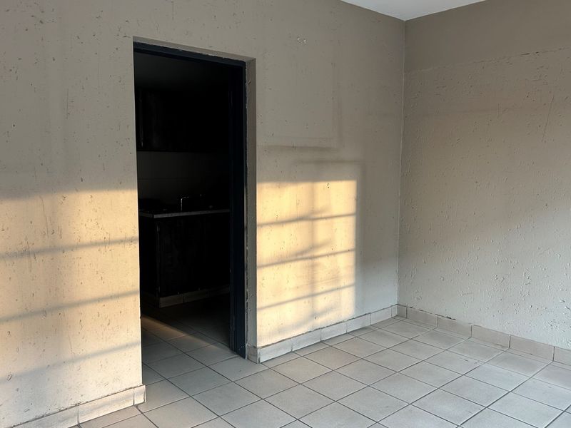 Prime 342sqm Industrial Unit To Let: High-Visibility Pomona Park with Full Truck Access - Photo 6