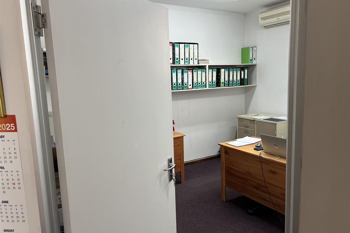 Massive power & superlink access-2 Fantastic warehouses = 1700m in secure central park. - Photo 5