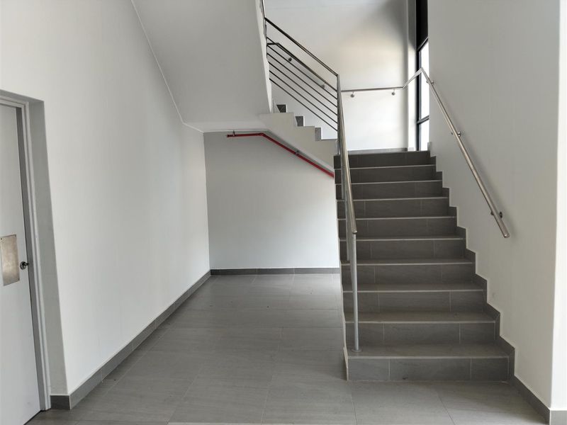 Secure modern warehouse to let. - Photo 7