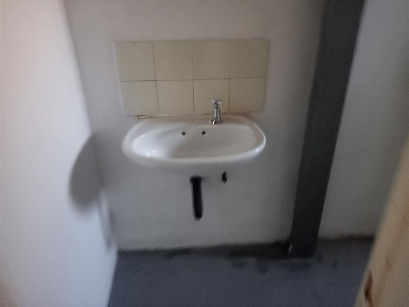 Great mini warehouse to let in secure park. - Photo 9