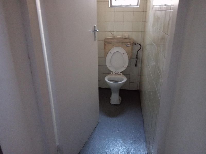 Great mini warehouse to let in secure park. - Photo 8