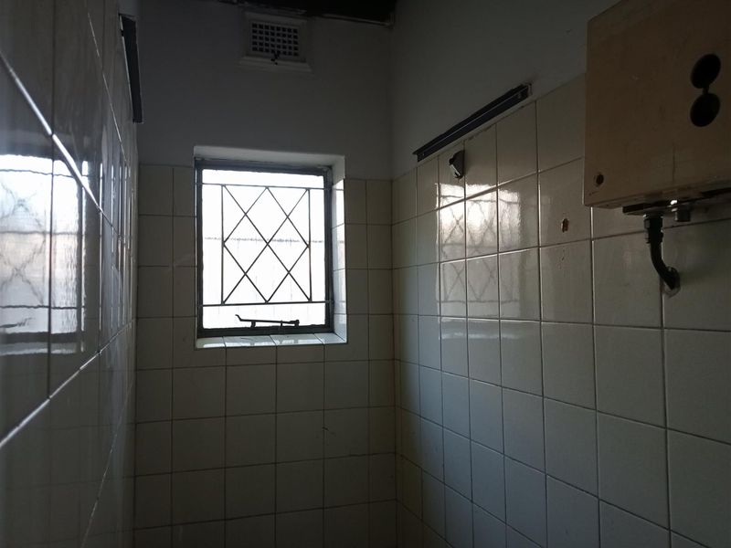 Great mini warehouse to let in secure park. - Photo 10