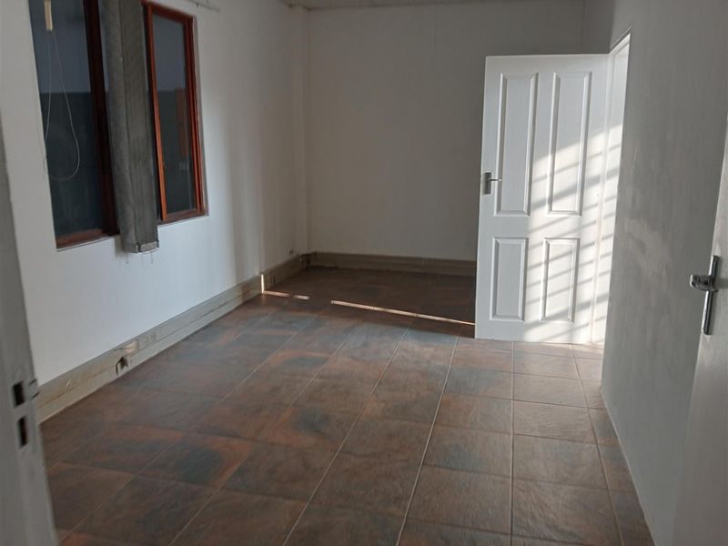 Great mini warehouse to let in secure park. - Photo 5