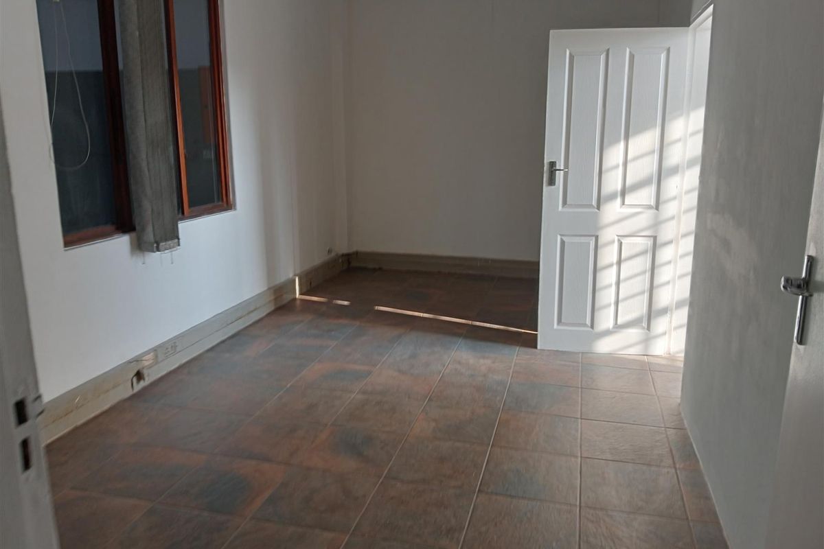 Great mini warehouse to let in secure park. - Photo 5