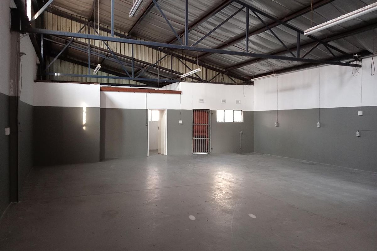 Great mini warehouse to let in secure park. - Photo 4