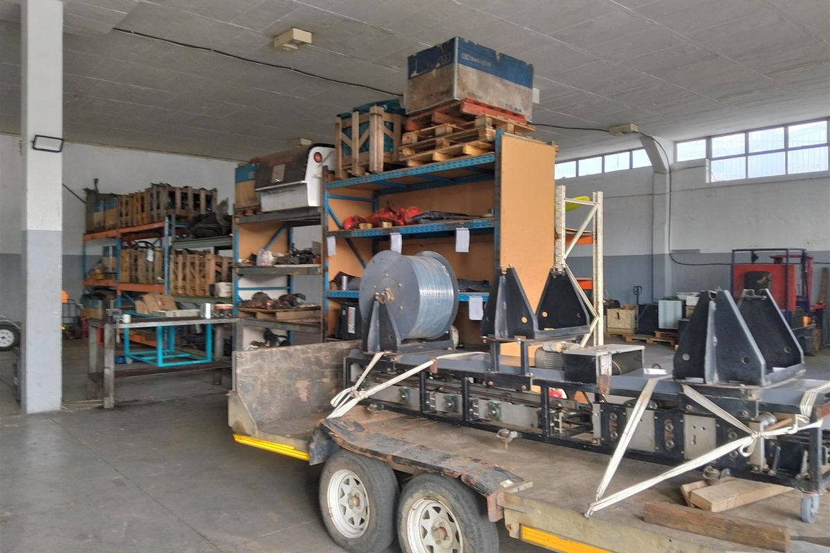 Incredible opportunity to occupy the most prime warehouse space available. - Photo 5