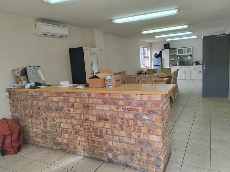 Incredible opportunity to occupy the most prime warehouse space available. - Photo 4