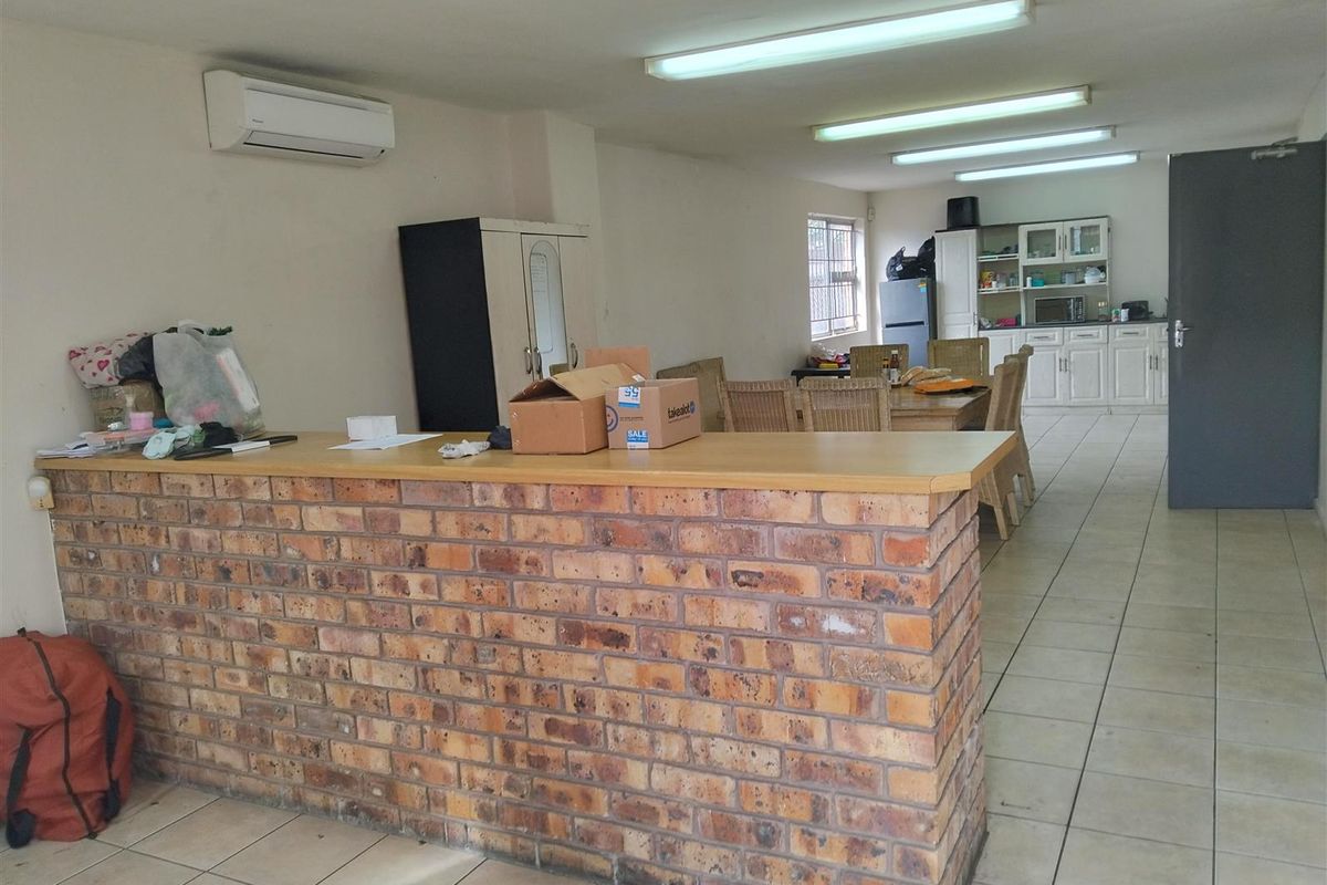 Incredible opportunity to occupy the most prime warehouse space available. - Photo 4