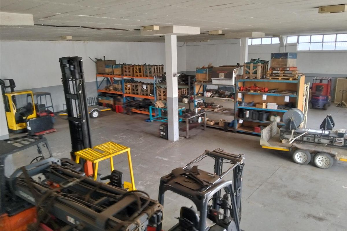 Incredible opportunity to occupy the most prime warehouse space available. - Photo 2