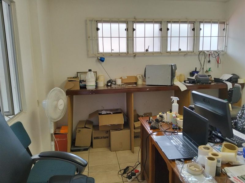 Secure warehouse to let. - Photo 8