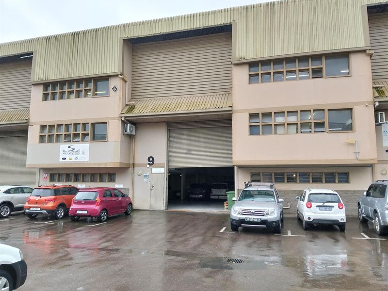 Secure warehouse to let. - Photo 10