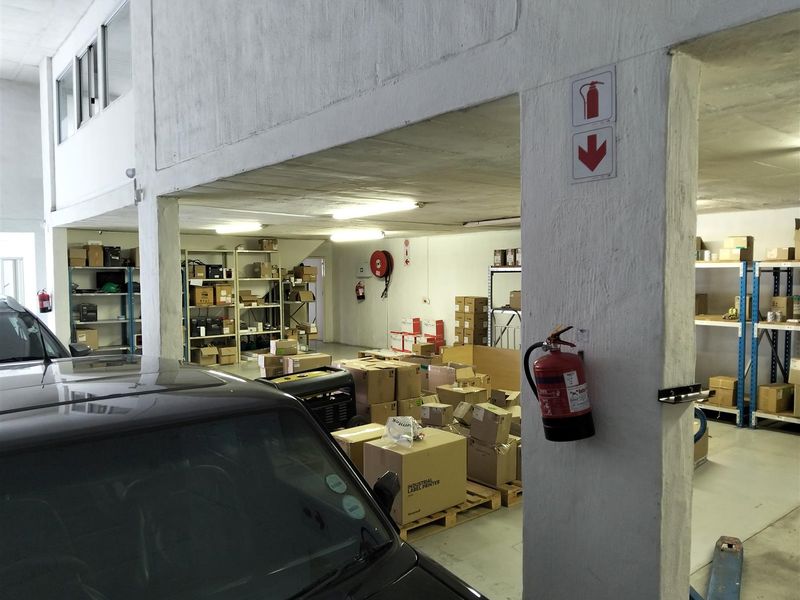 Secure warehouse to let. - Photo 5