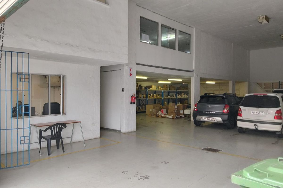 Secure warehouse to let. - Photo 2