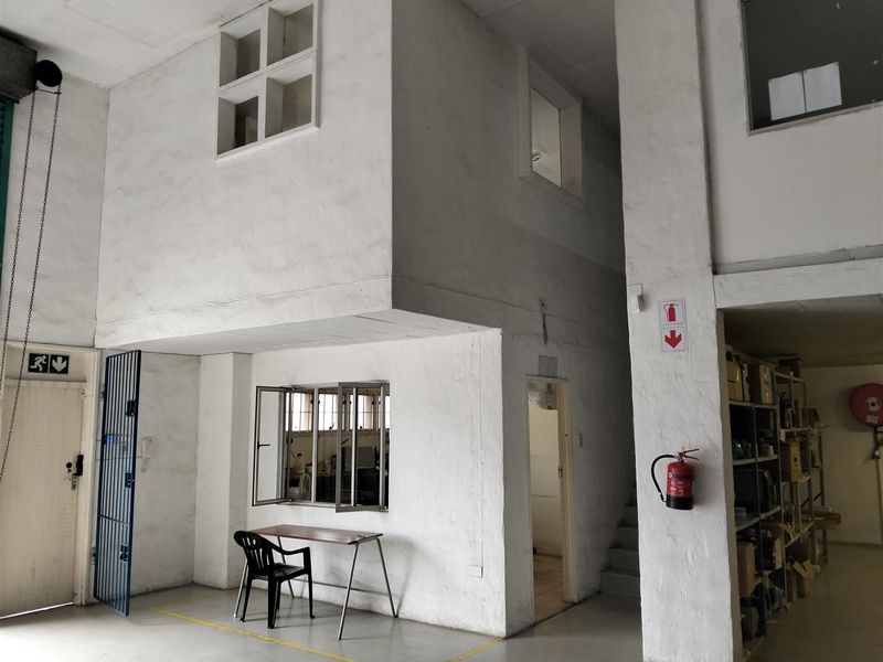 Secure warehouse to let. - Photo 3