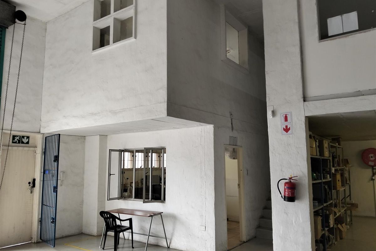 Secure warehouse to let. - Photo 3