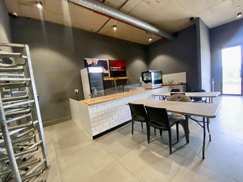 Award Winning World Class Logistics Facility. - Photo 5